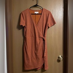 TEXTURE & THREAD SHORT SLEEVE SIDE-TIE DRESS